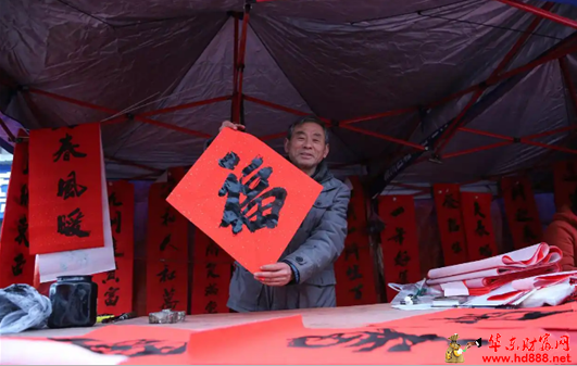 書法家侯玉林?jǐn)[地攤寫春聯(lián)60載，有一種是免費寫，很多年輕人不知道原因